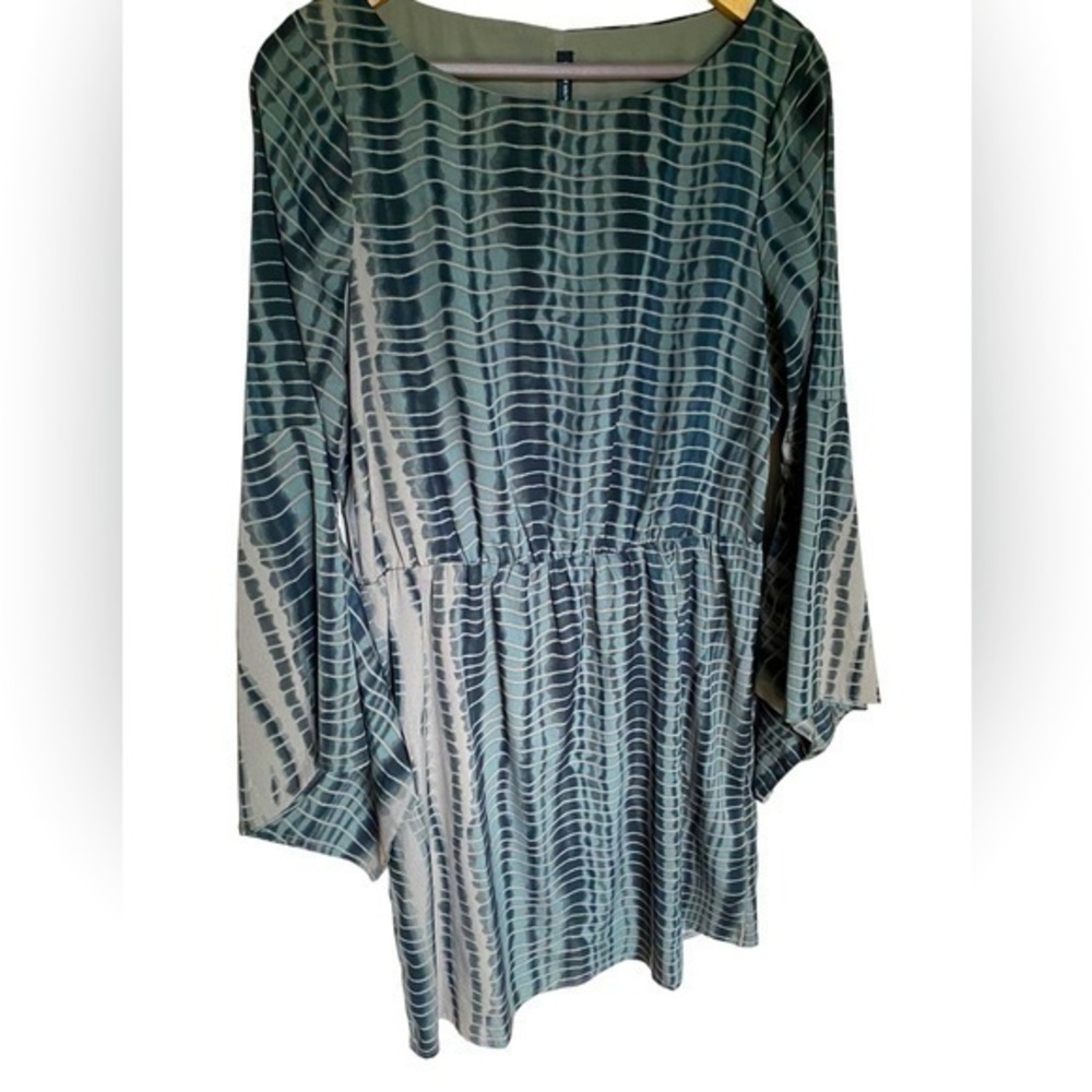 W118 by Walter Baker Women’s long flutter sleeve midi Dress  size medium soft